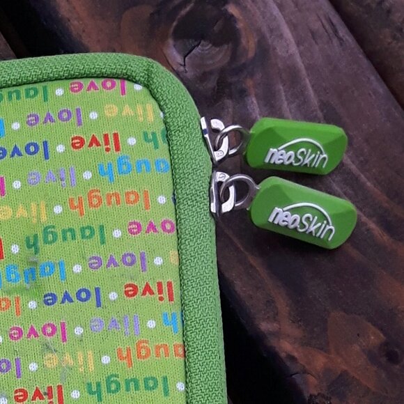 NeoSkin iPad neoprene jacket with built-in screen - Picture 3 of 3